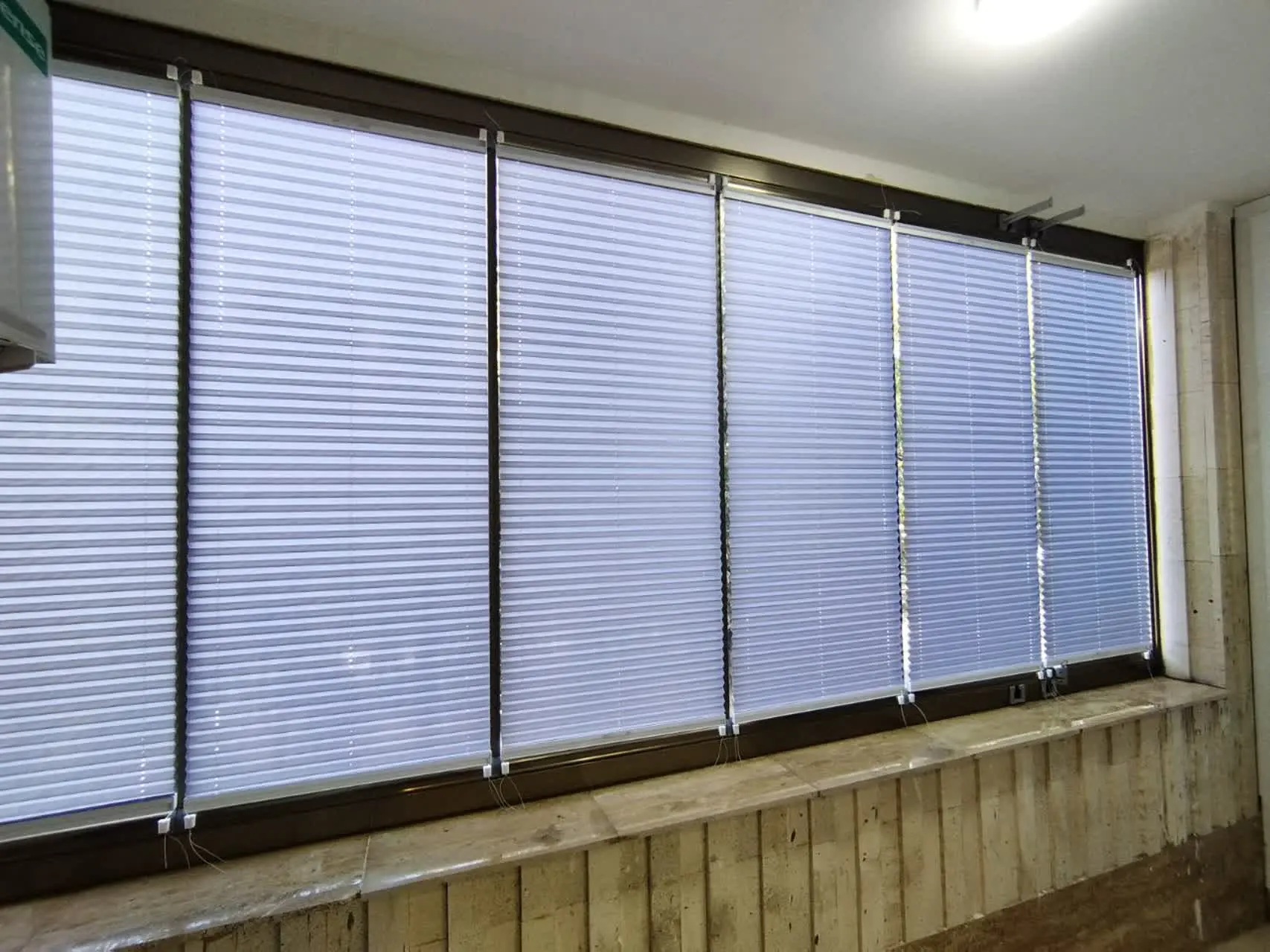 پرده پلیسه روی شیشه